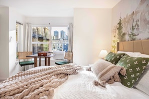 Desk, iron/ironing board, WiFi, bed sheets - Modern 99WS DT Studio, Space Needle & Lumen Field (Seattle)