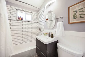 Bathroom - Modern Single-Level 2BR | Easy Access & Office (Shoreline)