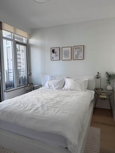 Bright Modern 1BR Condo near Seawall & SkyTrain + Parking