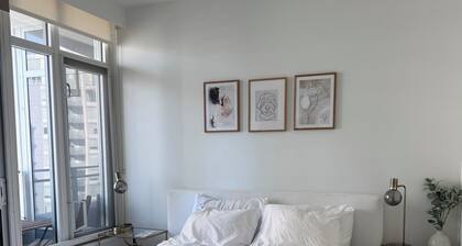 Bright Modern 1BR Condo near Seawall & SkyTrain + Parking