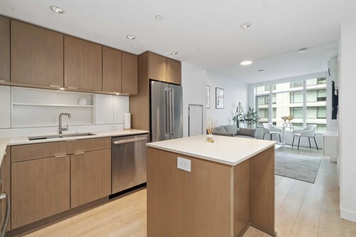 Modern 1BR Condo near Seawall & SkyTrain-walking distance to FIFA 