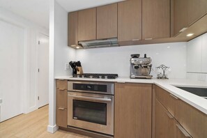 Four à micro-ondes, un four, surface de cuisson, lave-vaisselle