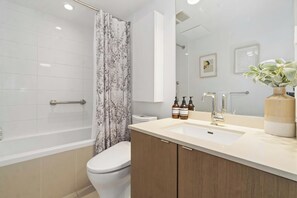 Haartrockner, Bidet, Handtücher, Seife