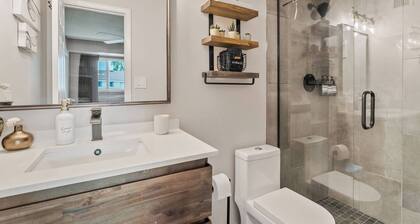 Artsy Townhouse w/ Billiards & King En Suite
