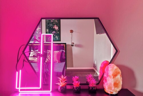 Artsy Townhouse w/ Billiards & King En Suite