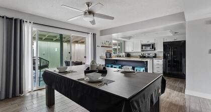 Artsy Townhouse w/ Billiards & King En Suite