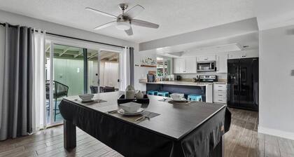 Artsy Townhouse w/ Billiards & King En Suite