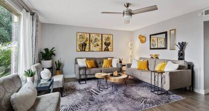 Artsy Townhouse w/ Billiards & King En Suite