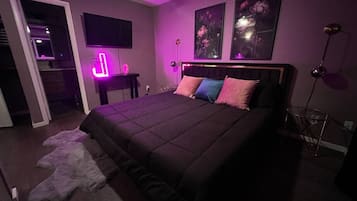 Desk, iron/ironing board, WiFi, bed sheets
