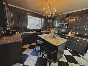 Een oven, een kookplaat, een vaatwasser