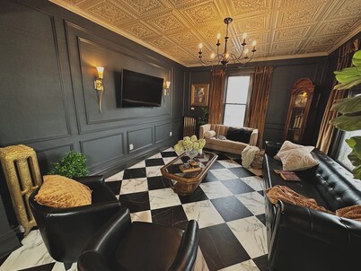 Cozy Dark Academia Scholar’s Manor Near Gonzaga!