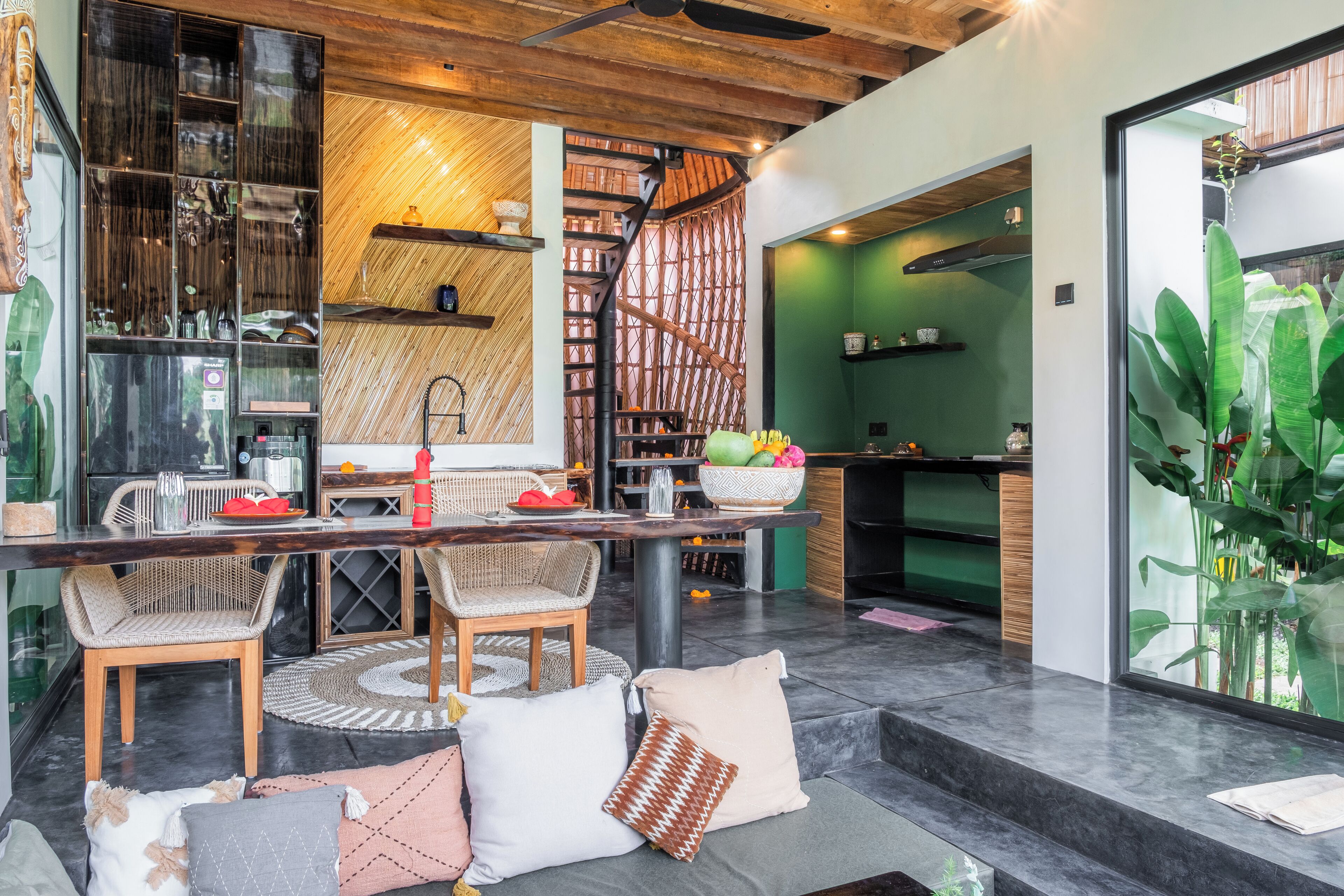 Refrigerador con freezer, microondas, horno, placa de cocina