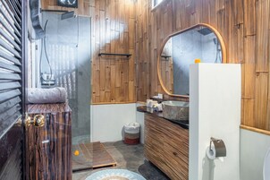 Romantisk duplex - privat pool - utsikt mot parken | Badrum | Dusch, gratis toalettartiklar, hårtork och tofflor