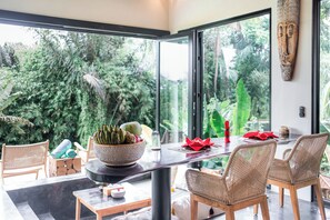 Romantische Maisonette, eigener Pool, Parkblick | Speisen