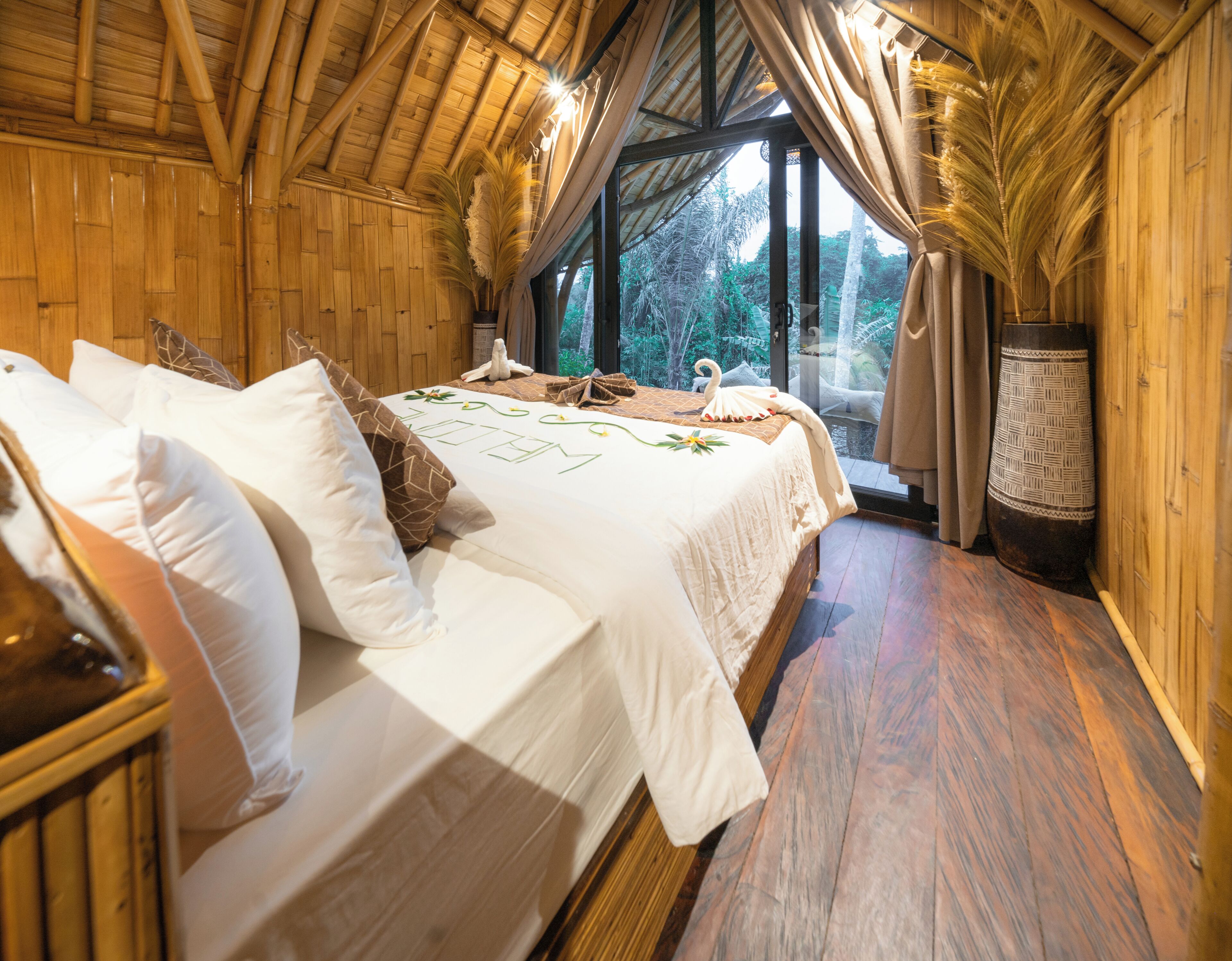 Nhà Duplex phong cách lãng mạn, hồ bơi riêng, quang cảnh công viên | Két bảo mật tại phòng, bàn, khu vực làm việc phù hợp cho laptop 