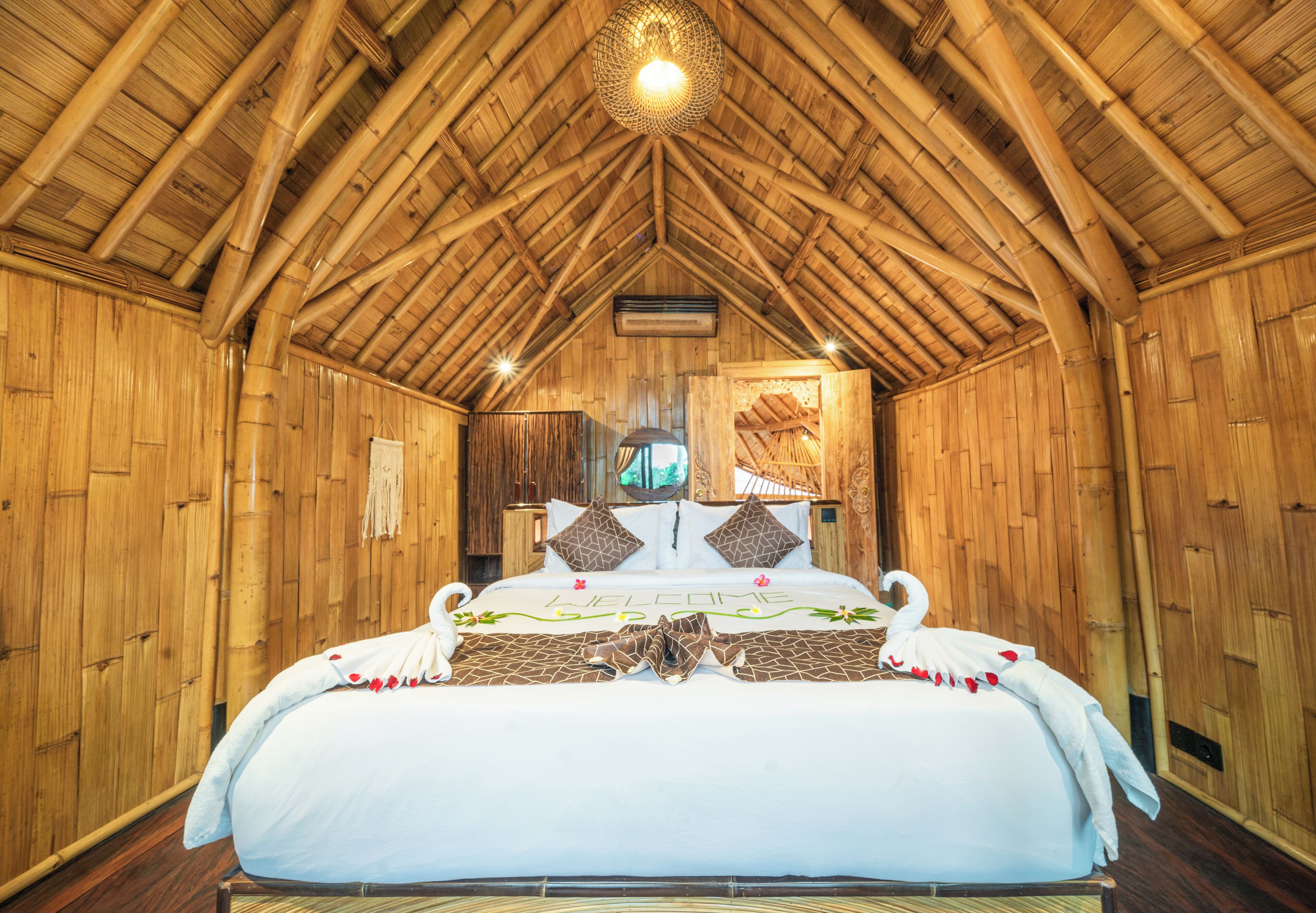 خزنة داخل الغرفة ومكتب ومساحة عمل للكمبيوتر المحمول وستائر تعتيم