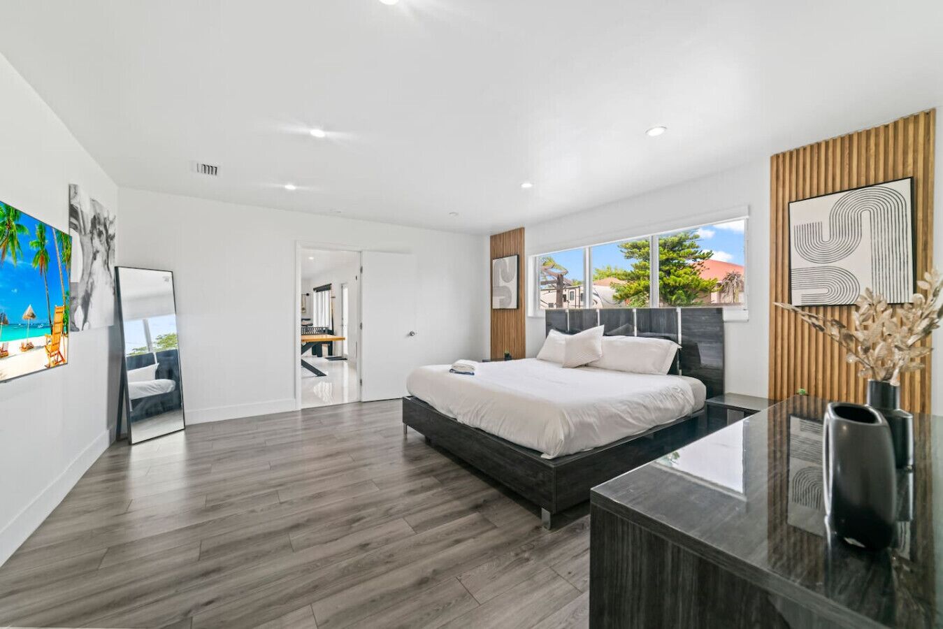 办公桌、熨斗/熨衣板、旅行婴儿床、WiFi