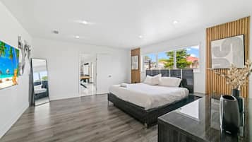 Työpöytä, silitysrauta/-lauta, vauvan matkasänky, Wi-Fi