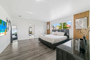 Een bureau, een strijkplank/strijkijzer, reisbedje, wifi