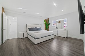 Skrivebord, strykejern/-brett, reiseseng for barn og wi-fi