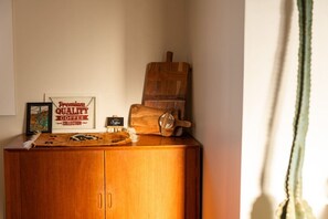 Een houten kast met een lijst, een klein bordje en een decoratief object.