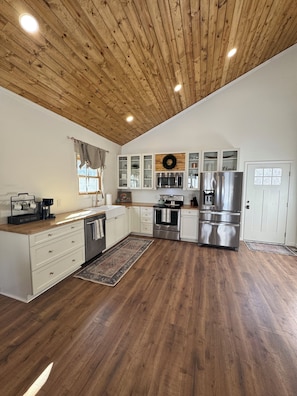 Een magnetron, een oven, een kookplaat, een vaatwasser