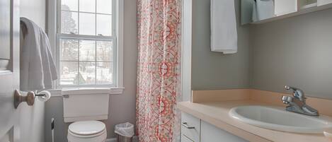 Douche, séchoir à cheveux, serviettes fournies, savon