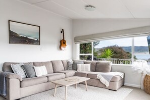 TV - Tawatahi Cottage  • Wharf Views • Cottage (Raglan)