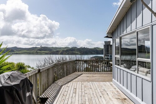 Tawatahi Cottage  • Wharf Views • Cottage