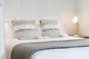 Tabla de planchar con plancha, wifi y ropa de cama 