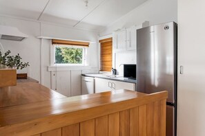 Een koelkast, een microgolfoven, een oven, een kookplaat