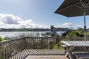 Outdoor dining - Tawatahi Cottage  • Wharf Views • Cottage (Raglan)