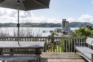 Outdoor dining - Tawatahi Cottage  • Wharf Views • Cottage (Raglan)