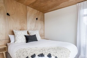 Desk, iron/ironing board, WiFi, bed sheets