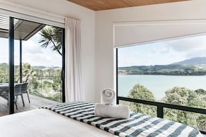 Desk, iron/ironing board, WiFi, bed sheets