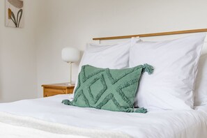 2 bedrooms, iron/ironing board, WiFi, bed sheets - Calypso Cottage • Bright Bach + Water View (Raglan)