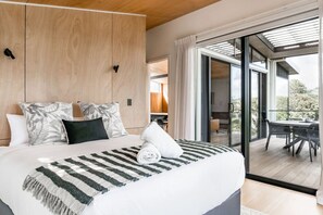 4 bedrooms, iron/ironing board, WiFi, bed sheets - On Point House • Luxury Design • Water Views (Raglan)