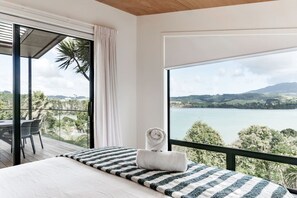 4 bedrooms, iron/ironing board, WiFi, bed sheets - On Point House • Luxury Design • Water Views (Raglan)