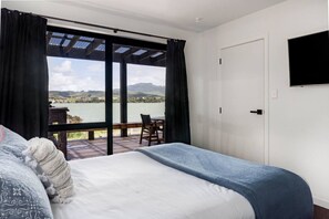 5 bedrooms, iron/ironing board, WiFi, bed sheets - Kaitoke Retreat & Studio • 10 guests • Waterfront (Raglan)
