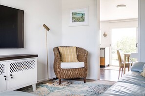 TV - Kotare Cottage • Spa Pool • Walk to Town (Raglan)