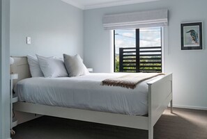 2 bedrooms, WiFi, bed sheets - Kotare Cottage • Spa Pool • Walk to Town (Raglan)