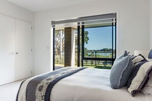 6 bedrooms, iron/ironing board, WiFi, bed sheets - Wainui Townhouses • Modern & Waterfront x 2 (Raglan)