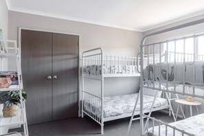 3 bedrooms, iron/ironing board, WiFi, bed sheets - Seagreen Bach • Family Comfort and Ease (Raglan)