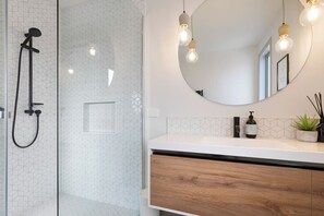 Hair dryer - Hillside Haven - House & Unit • 16+ guests • Spa (Raglan)