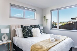 7 bedrooms, desk, iron/ironing board, WiFi - Hillside Haven - House & Unit • 16+ guests • Spa (Raglan)