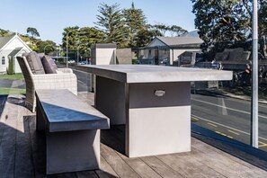 Outdoor dining - Okiwi Landing • Stylish • Central (Raglan)