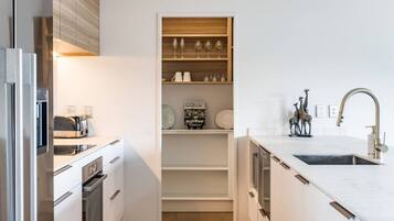 Frigorifero, microonde, forno, piano cottura