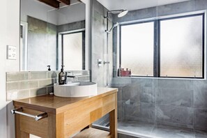 Hair dryer, towels - Sunshine Rise • Magical Lorenzen Bay (Raglan)