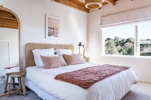 3 bedrooms, iron/ironing board, travel crib, WiFi - Sunshine Rise • Magical Lorenzen Bay (Raglan)