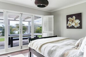 4 bedrooms, iron/ironing board, WiFi, bed sheets - Mara Kai Retreat • Waterfront Peaceful Retreat (Raglan)